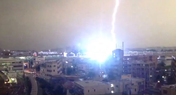 Lightning Strikes Train in Japan, Railway hit by lightning, Japan Lightning Strike, Lightning Protection Trains